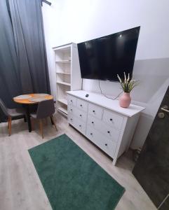 sala de estar con vestidor blanco y TV de pantalla plana en Gdynia Główna Apartments, en Gdynia