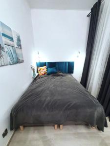 1 dormitorio con 1 cama grande en una habitación blanca en Gdynia Główna Apartments, en Gdynia