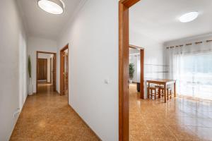 Porto Santo Apartment في نازاريه: مرآة في مدخل مع طاولة وغرفة طعام