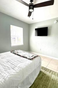 a bedroom with a bed and a ceiling fan at Palm Paradise in downtown Cocoa Beach in Cocoa Beach