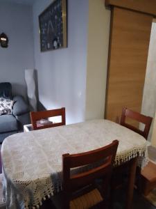 ein Esszimmer mit einem Tisch, Stühlen und einem Sofa in der Unterkunft Casa vacacional in Porto do Son
