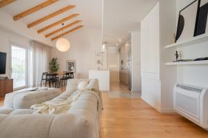 un salon avec un canapé et une salle à manger dans l'établissement Villa Activitas - Professional Fitness & Pool, à Kaštela