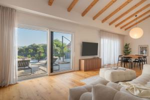 un salon avec un canapé et une télévision dans l'établissement Villa Activitas - Professional Fitness & Pool, à Kaštela
