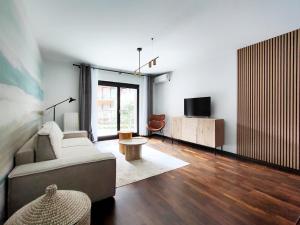 Turnau City Aparthotel的电视和/或娱乐中心