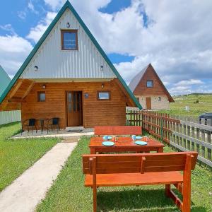 Holiday home Mountain sight في زبلجك: حضيرة فيها طاولة ومقعد امامها