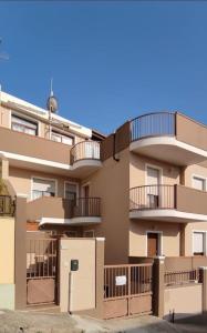 ein Gebäude mit Balkon und einem Kühlschrank davor in der Unterkunft La terrazza sul golfo in Sìnnai