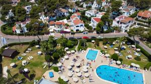 uma vista aérea de um resort com uma piscina em Apartamentos Ciutadella em Cala Blanca