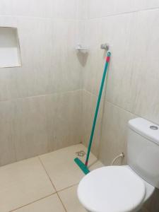 baño con aseo y trapeador verde en Pousada Voadores Jalapão en Mateiros