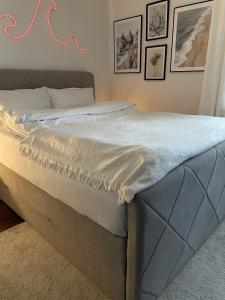 a bed in a bedroom with a mattressvisor at Schnuckliges Hinterhaus / Cottage in Kelkheim