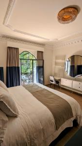 een slaapkamer met een groot bed en een grote spiegel bij Casa Amari in Mexico-Stad
