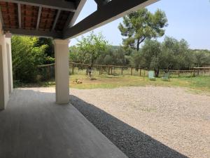 un porche abierto con vistas a un campo en Mougere des oliviers, en Galargues