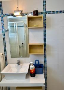 y baño con lavabo y espejo. en Goldy Centre Home en Rethymno