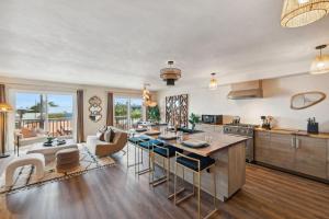 eine Küche und ein Wohnzimmer mit einem Tisch und Stühlen in der Unterkunft Luxurious La Jolla Condo w/ Ocean Views! in San Diego