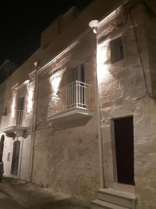 ein Gebäude mit zwei Balkonen am Abend in der Unterkunft Muricis in Santeramo in Colle