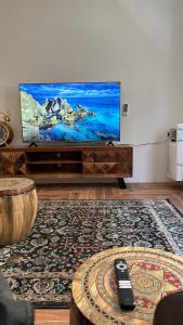 TV a/nebo společenská místnost v ubytování Dar Sayang