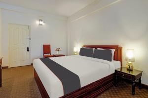 Кровать или кровати в номере Collection O Narendra Regency