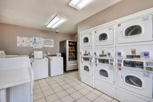 uma lavandaria com máquinas de lavar roupa e arruelas em Studio 6-San Antonio, TX - Medical Center em San Antonio