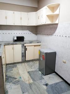 Kuchyň nebo kuchyňský kout v ubytování OCEANIk SUITES & HOTEL