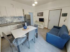 kuchnia i jadalnia ze stołem i krzesłami w obiekcie Casa Mimmi - Pesaro Centro/Mare w mieście Pesaro