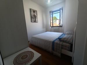 niewielka sypialnia z łóżkiem i oknem w obiekcie Casa Mimmi - Pesaro Centro/Mare w mieście Pesaro