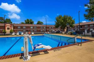 米爾維爾的住宿－Quality Inn & Suites Millville，学校的游泳池