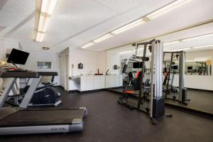 een fitnessruimte met 2 loopbanden en een loopband bij Quality Inn & Suites Millville in Millville