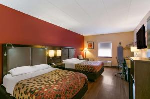 pokój hotelowy z 2 łóżkami i czerwonymi ścianami w obiekcie Econo Lodge Amish Country w mieście Lancaster