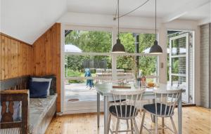 eine Küche und ein Esszimmer mit einem Tisch und Stühlen in der Unterkunft Cozy Home In Nykbing Sj With Kitchen in Klint