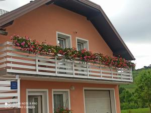 een huis met een balkon met bloemen erop bij Guesthouse Blazenka Hodak in Seliste Dreznicko