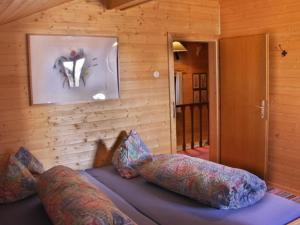 ゾンネンアルペ・ナスフェルトにあるWurzer Ferienhütteのベッド1台(枕付)