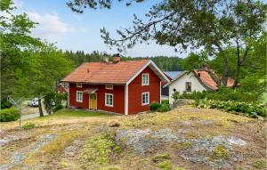 una casa roja sentada en la cima de una colina en Lillstugan en Valdemarsvik