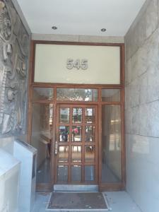 Una puerta de cristal de un edificio con el signo de sake. en Vicente López Fresh en Vicente López