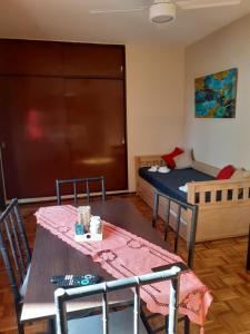 ビセンテ・ロペスにあるVicente López Freshのテーブル、椅子、ベッドが備わる客室です。