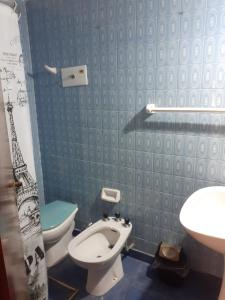 ビセンテ・ロペスにあるVicente López Freshのバスルーム(トイレ、洗面台付)