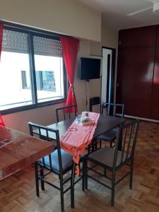uma sala de jantar com uma mesa preta e cadeiras em Vicente López Fresh em Vicente López