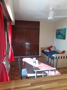 Vicente López Fresh في فيسنتي لوبيز: غرفة مع طاولة وكراسي وسرير