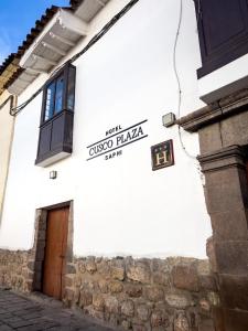 una señal en el lateral de un edificio en Hotel Cusco Plaza Saphi, en Cusco