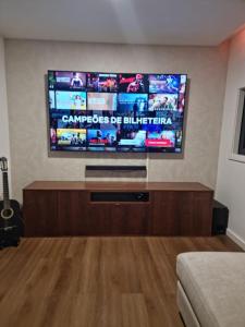 En TV eller et underholdningssystem på Green Coast Luxury Home