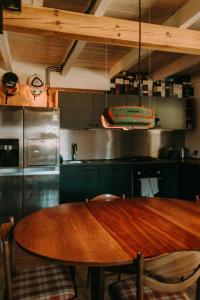 NadoleにあるBiker's Houseのキッチン(木製テーブル付)