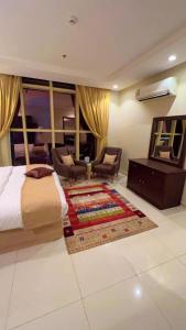 a bedroom with a bed and a living room at راما للاجنحة الفندقية in Jeddah