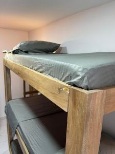 מיטה או מיטות קומותיים בחדר ב-Casa Finca La 58 Melina Real