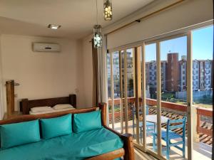 ein Wohnzimmer mit einem Sofa und einem großen Fenster in der Unterkunft Apartamentos Casa da Pedra in Ubatuba