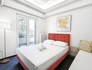 A bed or beds in a room at Acropolis View Dream Apartments Még 25 kép