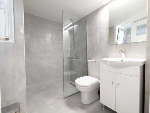 A bathroom at Acropolis View Dream Apartments