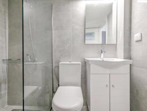 A bathroom at Acropolis View Dream Apartments