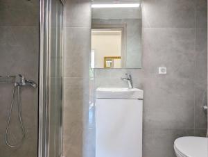 A bathroom at Acropolis View Dream Apartments