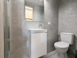 A bathroom at Acropolis View Dream Apartments
