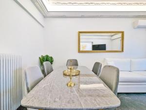 A seating area at Acropolis View Dream Apartments