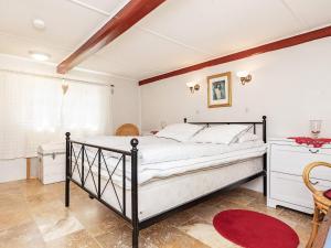 una camera con un letto e un tappeto rosso di Holiday home Læsø a Læsø