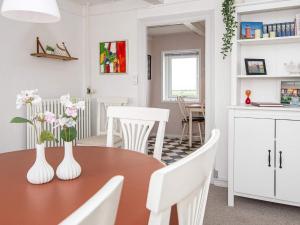 cocina y comedor con mesa y sillas en Holiday home Lemvig XXX en Lemvig